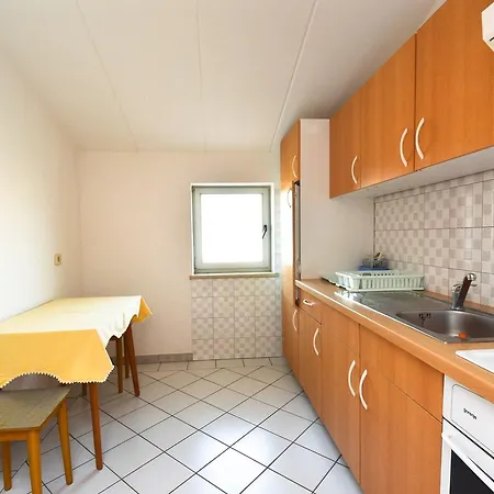 Apartment Apartment Vintijan 1 *
